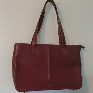 Tote of many pockets